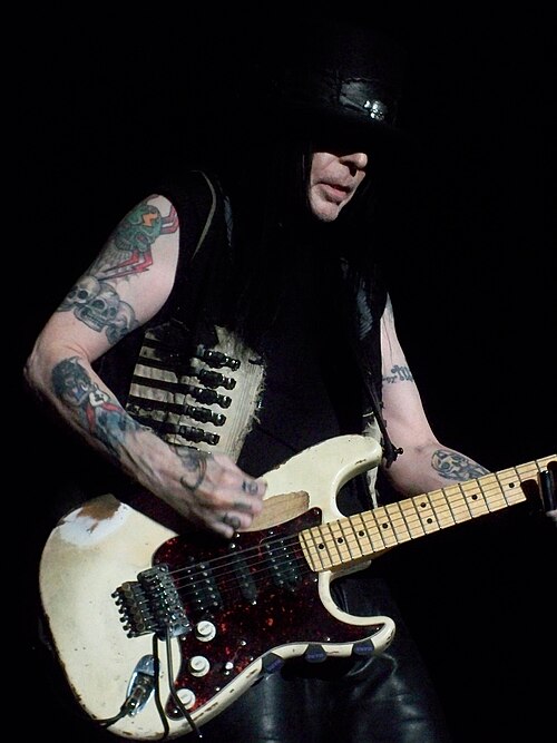 Mick_Mars_-_Erie,_PA Mick Mars - Mötley Crüe
