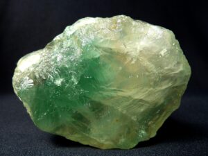 Magická podpora: fluorit Fluorit - Tento kámen je jako uklízečka vaší mysli – odvede chaos, posílí soustředění a dá vašemu mozku trochu svěžího vánku.