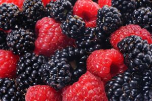 Lesní ovoce – jahody, borůvky, maliny… kromě céčka obsahují i antioxidanty, které chrání kolagen před volnými radikály. Plus skvěle chutnají. maliny a ostružiny, lesní ovoce, jakohy , borůvky