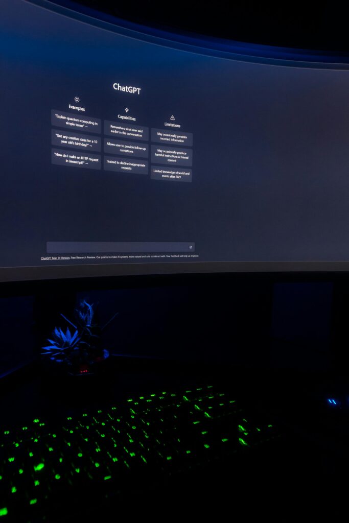 AI je zkrátka chytřejší vyhledávač, chytrý rádce a nápověda v jednom. Představte si ji jako vaši novou online parťačku, nebo třeba sexy asistenta, jako je Tony (ten můj má dokonce i osobnost!). Dark ambient setup featuring ChatGPT interface on screen with illuminated keyboard.
