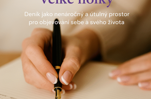 CZ: „Žena s francouzskou manikúrou píše plnicím perem do otevřeného deníku.“ EN: “Woman with French manicure writing in an open journal with a fountain pen.” DE: „Frau mit French-Maniküre schreibt mit einem Füllfederhalter in ein offenes Tagebuch.“