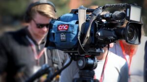 Říjen je měsícem, kdy se rodí neuvěřitelné osobnosti – Umělci, kteří dokázali změnit svět hudby i filmu, a jejich jména známe všichni. October is the month when incredible personalities are born – artists who have changed the world of music and film, and whose names we all know. kameraman, operátor, televize, kamera, živé vysílání, film, nahrávání, sledování televize, natáčení, videokamera, film, otáčení, televizní kamera, filmový tým, filmová kamera, vysílání, přenos camera operator, operator, tv, camera, live, movie, recording, watch tv, filming, video camera, film, rotate, tv camera, film team, film camera, broadcast, transmission