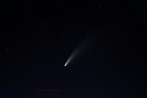 Zachycené pod noční oblohou,  jasná kometa a hvězdy, nebeská podívaná Captured under the night sky,  a bright comet and stars, a celestial spectacle Aufgenommen unter dem Nachthimmel,  ein heller Komet und Sterne, ein himmlisches Schauspiel