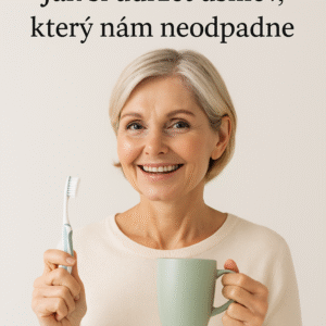 Elegantní žena 50+ se zdravým úsměvem, drží v ruce kartáček a šálek kávy. Symbol ženské péče a přirozené krásy po padesátce. Eine elegante Frau über 50 mit einem gesunden Lächeln, die eine Zahnbürste und eine Tasse Kaffee in der Hand hält. Ein Symbol für weibliche Fürsorge und natürliche Schönheit nach 50. An elegant woman over 50 with a healthy smile, holding a toothbrush and a cup of coffee. A symbol of feminine care and natural beauty after 50.