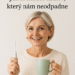 Elegantní žena 50+ se zdravým úsměvem, drží v ruce kartáček a šálek kávy. Symbol ženské péče a přirozené krásy po padesátce. Eine elegante Frau über 50 mit einem gesunden Lächeln, die eine Zahnbürste und eine Tasse Kaffee in der Hand hält. Ein Symbol für weibliche Fürsorge und natürliche Schönheit nach 50. An elegant woman over 50 with a healthy smile, holding a toothbrush and a cup of coffee. A symbol of feminine care and natural beauty after 50.