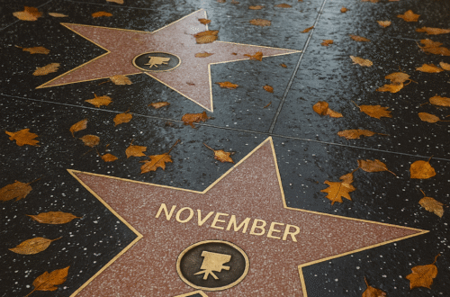 CZ: „Chodník slávy v Hollywoodu pokrytý podzimním listím, hvězdy s nápisem November na mokrém povrchu.“ EN: “Hollywood Walk of Fame covered with autumn leaves, stars labeled November on a rain-wet sidewalk.” DE: „Hollywood Walk of Fame mit Herbstblättern bedeckt, Sterne mit der Aufschrift November auf nassem Gehweg.“