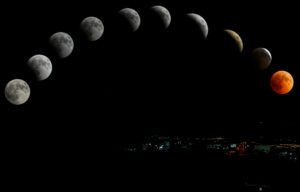 Listopad rozbaluje hned tři meteorické roje, jako by nám chtěl říct: „Neboj, ještě je na co se dívat, než přijde sníh." Captivating lunar eclipse sequence featuring blood moon over cityscape.
