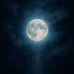 Fotorealistický studený prosincový úplněk na noční obloze s jemnou mlhou a mystickou aurou.