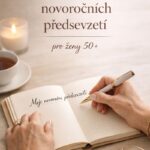 „Ženské ruce píší do elegantního zápisníku jemná novoroční předsevzetí. Klidná atmosféra, šálek čaje a svíčka – chvíle tichého bilancování na prahu nového roku pro ženy 50+.“