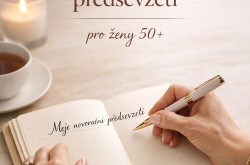 „Ženské ruce píší do elegantního zápisníku jemná novoroční předsevzetí. Klidná atmosféra, šálek čaje a svíčka – chvíle tichého bilancování na prahu nového roku pro ženy 50+.“