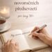 „Ženské ruce píší do elegantního zápisníku jemná novoroční předsevzetí. Klidná atmosféra, šálek čaje a svíčka – chvíle tichého bilancování na prahu nového roku pro ženy 50+.“
