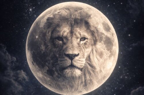 Noční obloha s velkým úplňkem ve Lvu – ve světle Měsíce se jemně rýsuje hlava lva s hřívou.