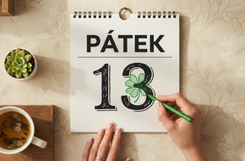 Detailní pohled na ženské ruce s elegantní francouzskou manikúrou a prstenem, jak zeleným fixem kreslí čtyřlístek do trhacího kalendáře na list s datem „PÁTEK 13“. Vedle kalendáře leží šálek bylinkového čaje a malý sukulent, vše v hřejivém, „cozy“ stylu na květinové tapetě.
