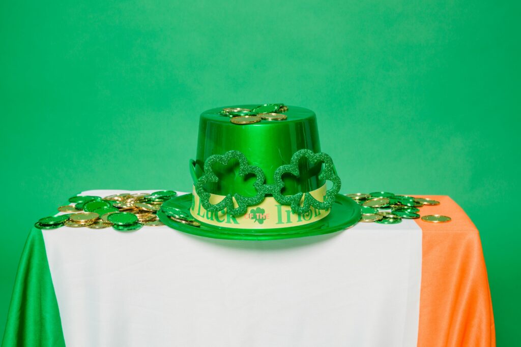 Svaty Patrik, Irský trojlístek, 17.března, Green St. Patrick's Day hat with gold coins on Irish flag, symbolizing luck and celebration.