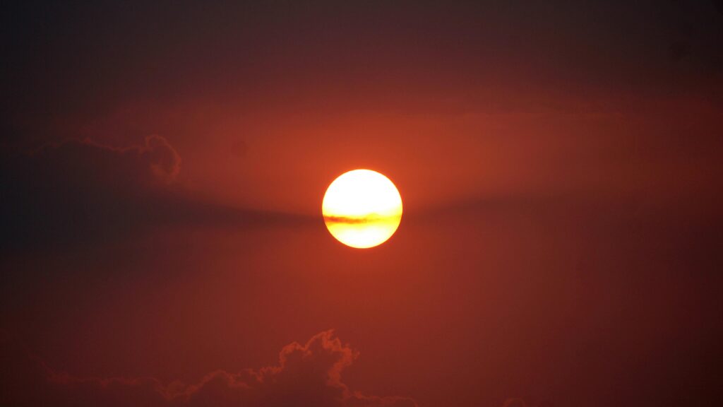 Ostara, Frühlings Tagundnachtgleiche,heidnische, Feste, Spring Equinox,Pagan FestivalsThe Wheel of the Year, Jahreskreis Captivating view of the sun setting with a vivid red sky and clouds in India.