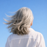 žena 50 plus se stříbrnými vlasy ve větru symbol přirozené krásy a přijetí věku