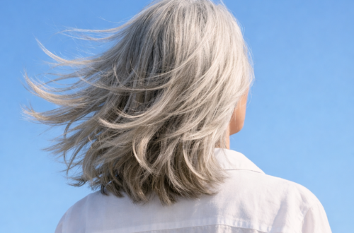 žena 50 plus se stříbrnými vlasy ve větru symbol přirozené krásy a přijetí věku