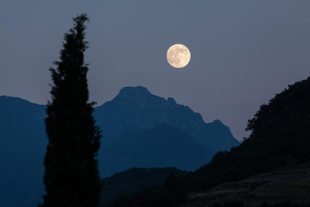 29. července 2026 v 16:35 nastává úplněk, úplněk, úplněk v kozorohu, bouřkový měsíc, moon, cypress, mountains, moonrise, full moon, romantic, nature, night, eve, dusk, almost night