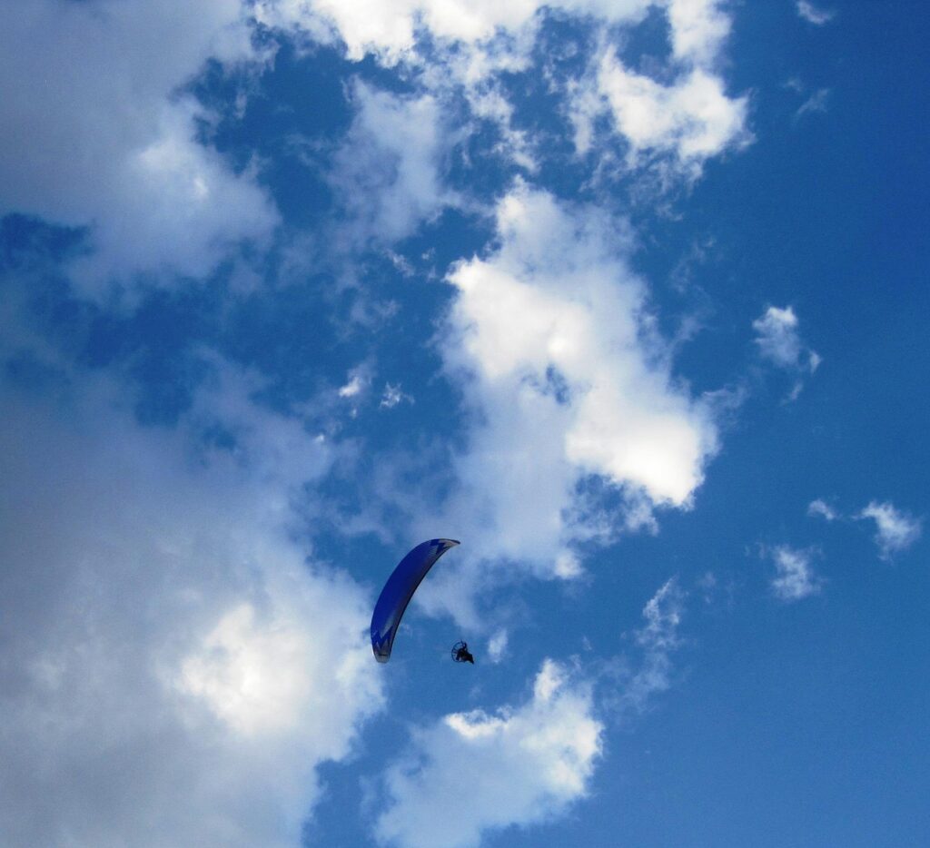 satrach, odvaha, pád, skok, parachute, blue, drifting, blue sky, white clouds, open parachute, parachutist, skydiving, falling, air display