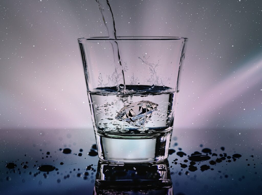 voda, hydratace, anti-age, sklanice vody, water, glass, liquid, wet, refreshment, diamond, splash, nature, water glass, drop of water, fresh, light effect, blow, gems, luxury, wealth, ice cubes, diamond shape, drink, drinking glass, sparkling water