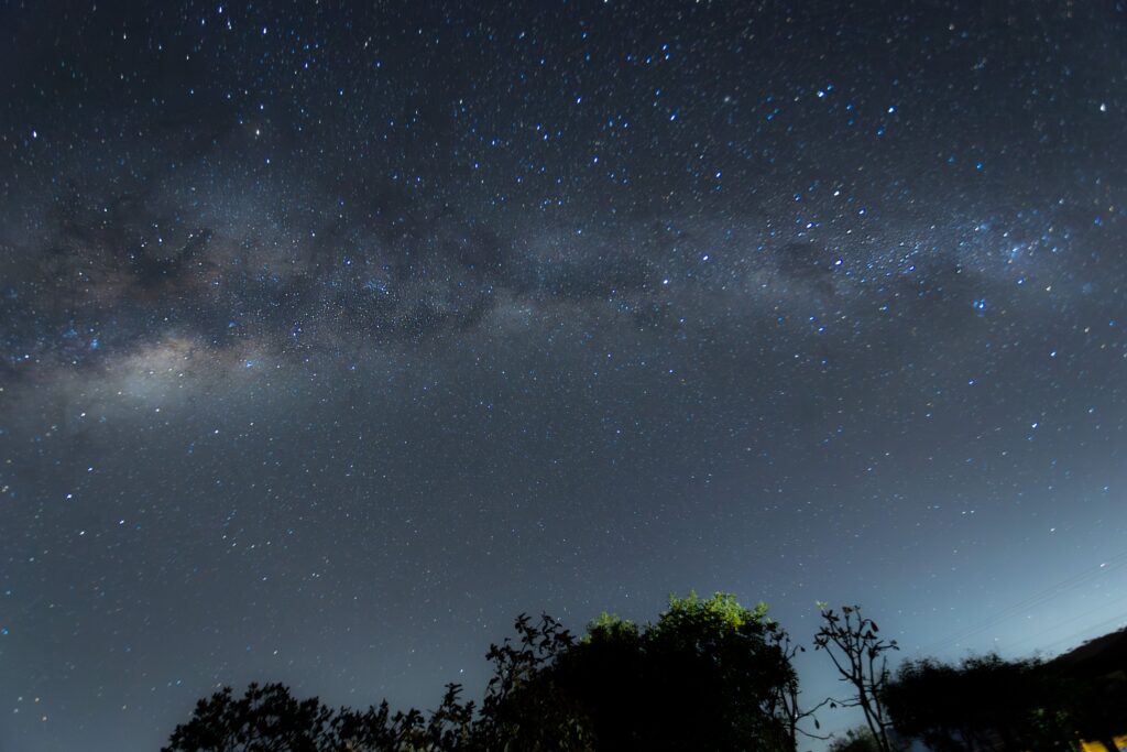 mléčná dráha, nocni obloha, astro, A breathtaking view of the Milky Way galaxy under a starry night sky.
